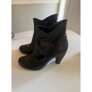 Designer Chie Mihara Black Ankle Boots Sz 40.5 (9.5) Oval Cut-Out Side Zipper